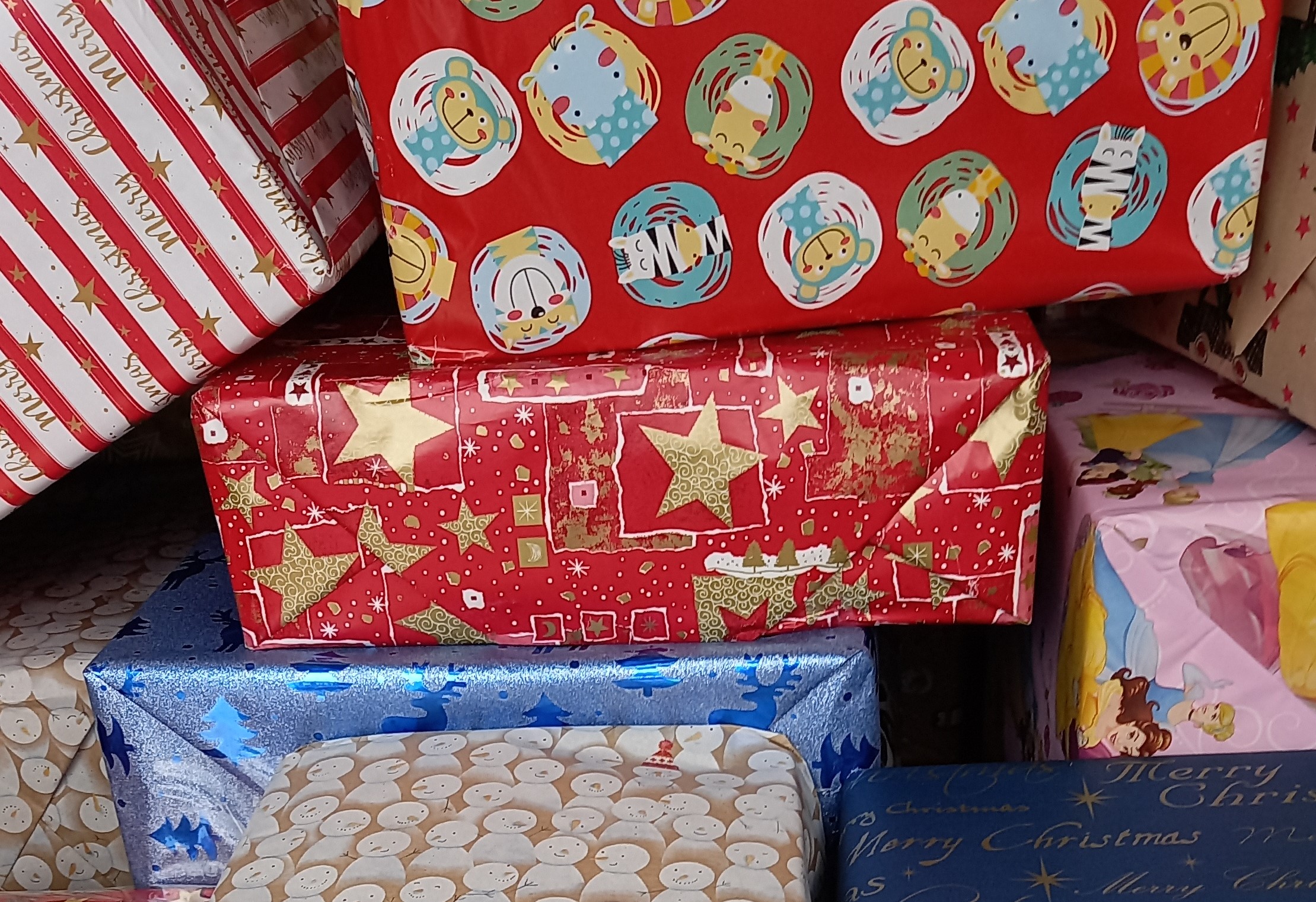 Ludgeruskinder übergeben Weihnachtspäckchen